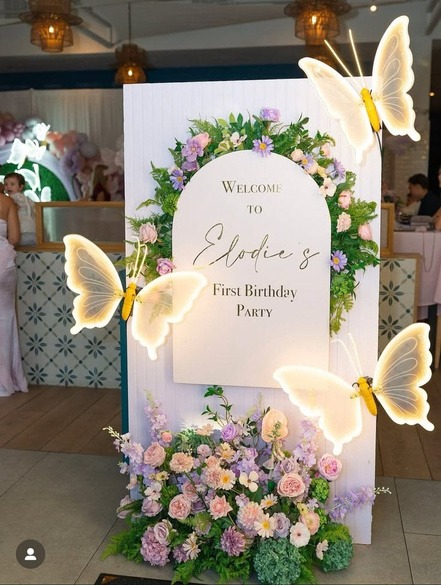 Illustrated cartoon safari animal welcome board signage for Eleanor's first birthday party